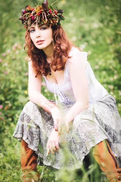 Bir alanda güzel kızıl saçlı kız 