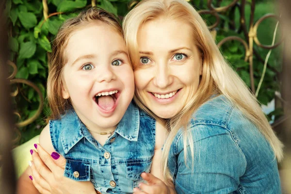 Mutter und kleine Tochter umarmen und lachen — Stockfoto