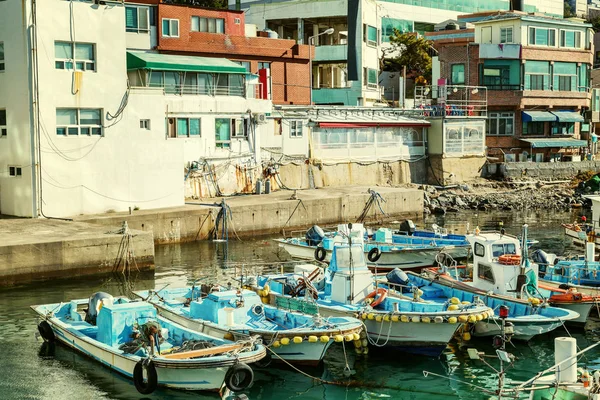 Fiskebåtarna i hamnstaden — Stockfoto