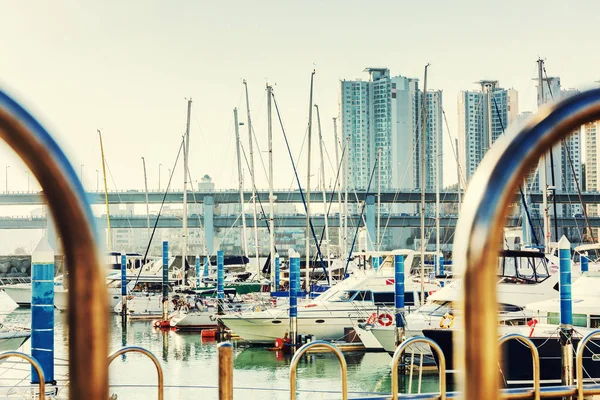 Yachthafen in der Stadt, Yachten, schöne Aussicht — Stockfoto