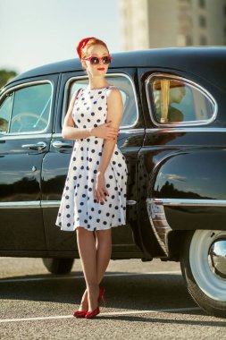 Güzel kız retro tarzı ve eski model bir araba