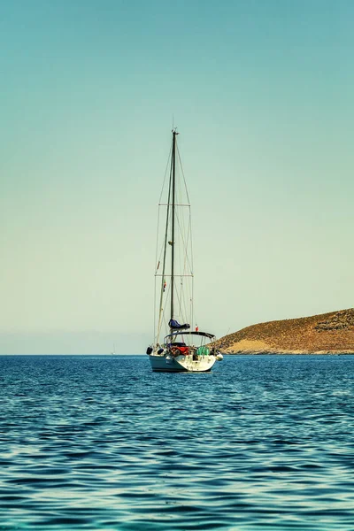 Yate de vela en el mar, hermoso paisaje, día soleado — Foto de Stock