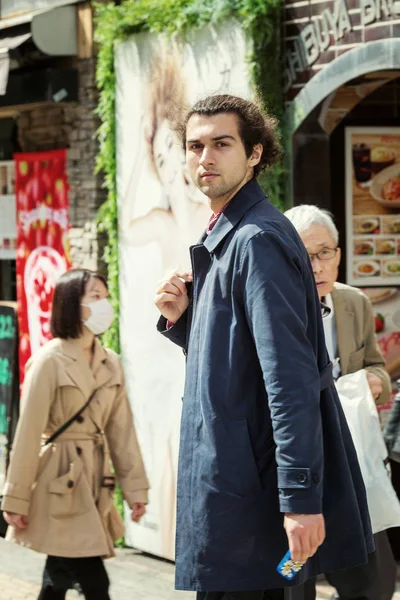 Japan, tokyo, 11. april 2017: schöner junger mann auf der straße — Stockfoto