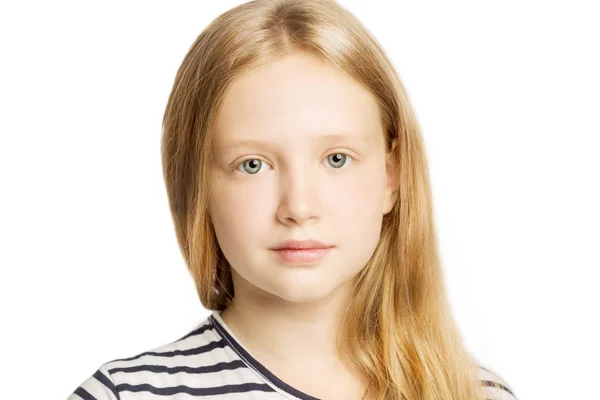 Roztomilý dospívající dívka s vážnou tváří, detail, izolované — Stock fotografie