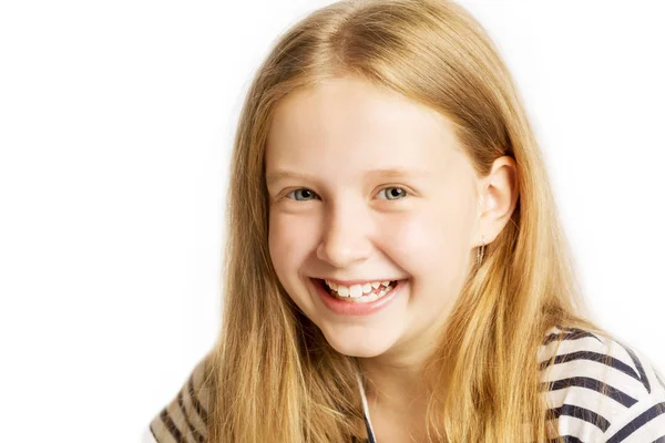 Roztomilý dospívající dívka s dlouhými vlasy se smát, detail — Stock fotografie