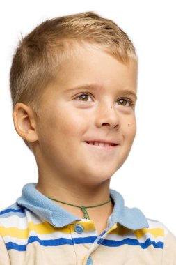 Sevimli küçük çocuk gülümseyen, yakın çekim, yalıtılmış