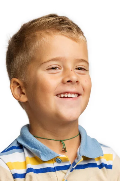 Schattige kleine jongen is lachen, close-up, geïsoleerd — Stockfoto
