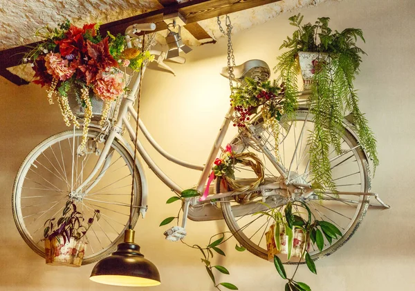 Dekoratives Fahrrad an der Wand, schöne Dekoration des Zimmers — Stockfoto