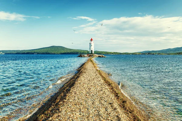 Strada di sabbia nel mare al faro, bellissimo paesaggio — Foto Stock