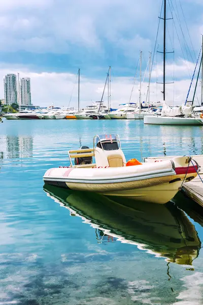 Schöner Yachthafen in einer modernen Stadt, sonniger Tag — Stockfoto