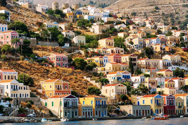 Hermosas casas coloridas en la isla a la luz del sol — Foto de Stock