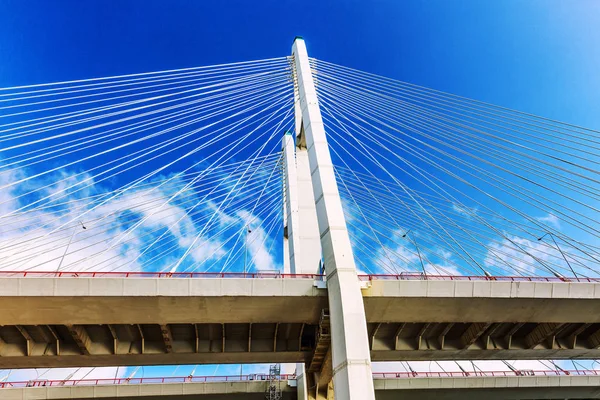 Όμορφη καλωδιωτή γέφυρα με φόντο μπλε του ουρανού — Φωτογραφία Αρχείου