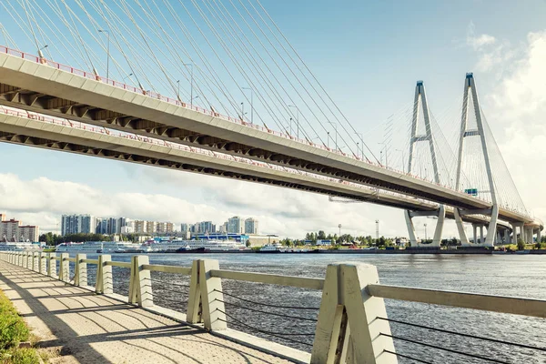 Nehrin üzerinde güzel bir köprü — Stok fotoğraf