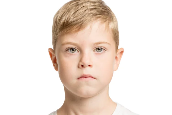 Leuke Serieuze Jongen Met Grote Blauwe Ogen Geïsoleerd Witte Achtergrond — Stockfoto