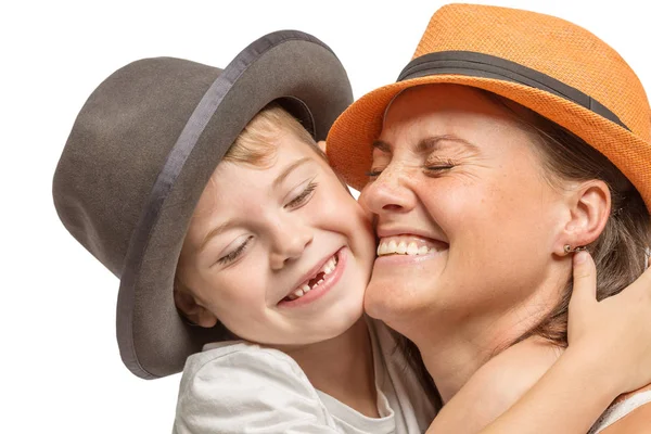 Moeder Met Een Zoontje Hoeden Knuffelen Lachen Schattig Familie — Stockfoto