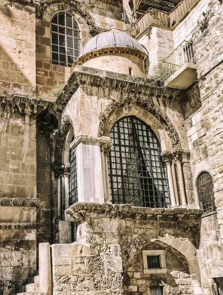 Un antiguo edificio de ladrillo con una cúpula — Foto de Stock