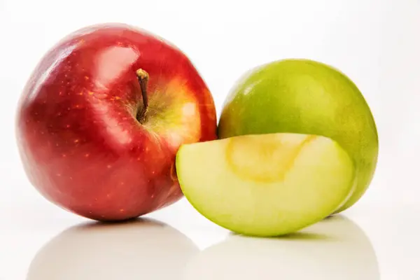 Manzanas rojas y verdes brillantes, primer plano — Foto de Stock