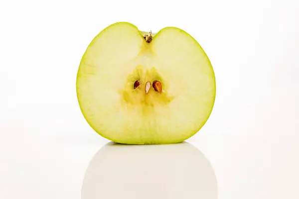 Un corte ventoso de media manzana verde con huesos, primer plano — Foto de Stock