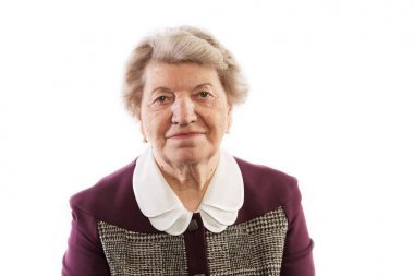 Beyaz arka plan üzerinde izole yaşlı kadın gülümsüyor