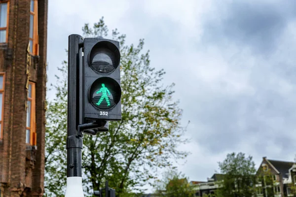 보행자들을 위한 교통 신호등이 켜져 있습니다. 클로즈업. — 스톡 사진