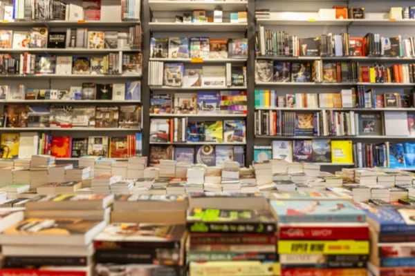 Regale mit einer großen Auswahl an Büchern im Laden. verschwommen. Hintergrund. Raum für Text. — Stockfoto