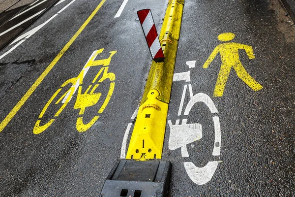 Marcação para ciclistas e pedestres no pavimento. Close-up . — Fotografia de Stock