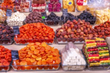 Tezgahın üzerinde çeşitli fındık ve kurutulmuş meyveler var. Bulanık. Geçmişi. Metin için boşluk.