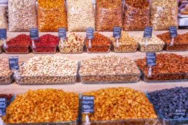 Tezgahın üzerinde çeşitli fındık ve kurutulmuş meyveler var. Bulanık. Geçmişi. Metin için boşluk.