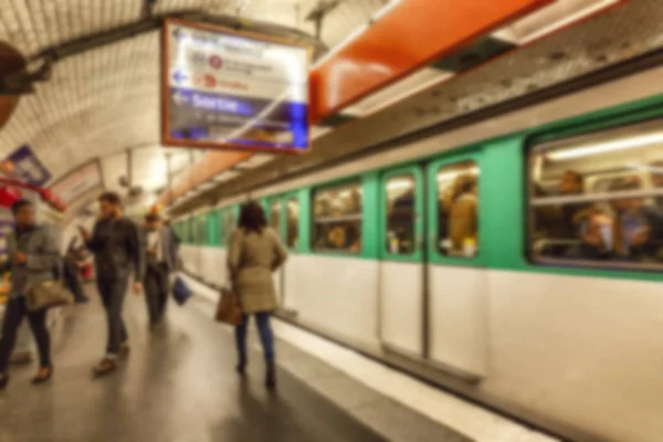 Gente en la estación en el metro. Borrosa. . — Foto de Stock