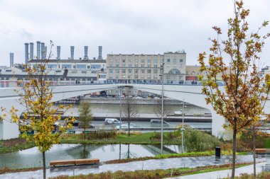 Moskova, Rusya, 11 / 05 / 2019: Bulutlu bir sonbahar gününde Zaryadye parkının güzel manzarası.