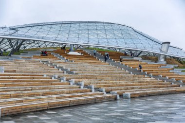 Moskova, Rusya, 11 / 05 / 2019: Bulutlu bir sonbahar gününde Zaryadye parkının güzel manzarası.