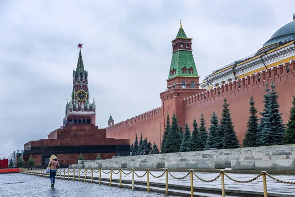 Moskau, Russland, 11 / 05 / 2019: Spasskaja-Turm und das Mausoleum auf dem Roten Platz. Schönes Stadtbild an einem bewölkten Tag. — Stockfoto