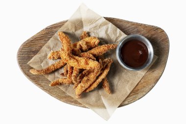 Tahta tahtada servis edilen soslu küçük balıklar. Beyaz arkaplan üzerinde izole edilmiş.