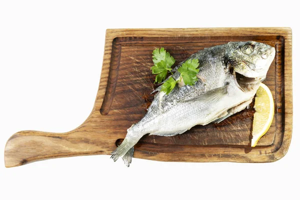 Appetitliche Fische mit Zitrone auf einem Holzbrett serviert. Ansicht von oben. isoliert über weißem Hintergrund. — Stockfoto