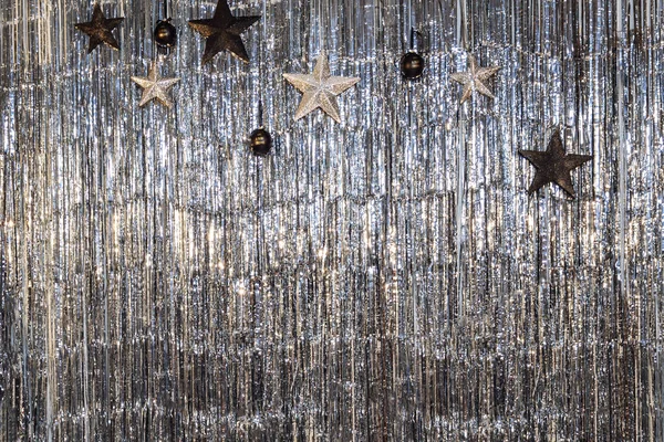 Fondo de plata brillante de Navidad con bolas y estrellas festivas negras. Espacio para texto . — Foto de Stock