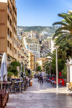 Monte Carlo, Monaco, 10 / 05 / 2019: Güneşli bir günde zengin bir şehirde yaya sokağı. 