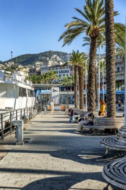 Cenova, İtalya, 10 / 05 / 2019: Parlak güneşli bir günde yürüyen insanlarla birlikte eski kentte dolgu. 