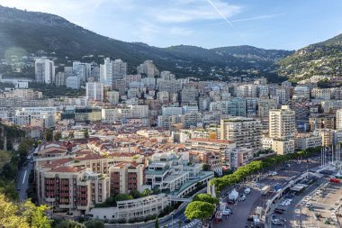 Monte Carlo, Monaco, 10 / 05 / 2019: Zengin şehir mimarisi ve kıvrımlı yamaçların güzel üst manzarası.