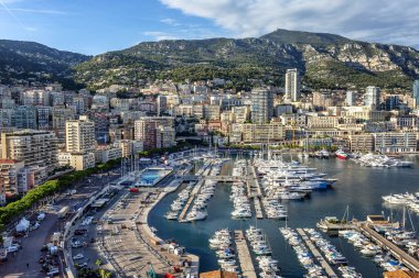 Monte Carlo, Monaco, 10 / 05 / 2019: Lüks yatları ve zengin bir şehrin mimarisi ile şehir marinasının güzel bir manzarası.