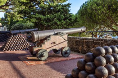 Monte Carlo, Monaco, 10 / 05 / 2019: Prensin sarayının bahçesinde güzel yerleştirilmiş tepe çekirdekleri olan silahlar.