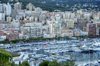 Monte Carlo, Monaco, 10 / 05 / 2019: Lüks yatları ve zengin bir şehrin mimarisi ile şehir marinasının güzel bir manzarası.