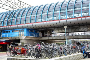 Amsterdam, Hollanda, 10 / 12 / 2019: Şehirde otobüs durağındaki bisiklet parkı.
