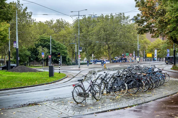 2019年12月10日，荷兰阿姆斯特丹：雨天，自行车在一座建筑风格优美的城市停放. — 图库照片