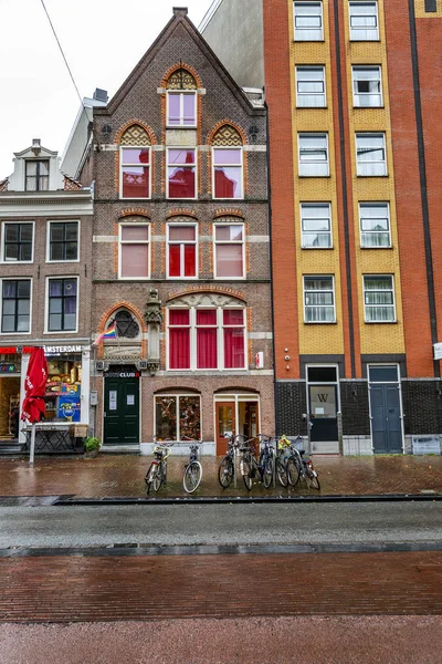 Amsterdam, Pays-Bas, 11 / 10 / 2019 : Maisons dans le style traditionnel néerlandais . — Photo