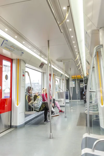 Amsterdam, 10 / 12 / 2019: Mensen rijden in een metro. — Stockfoto