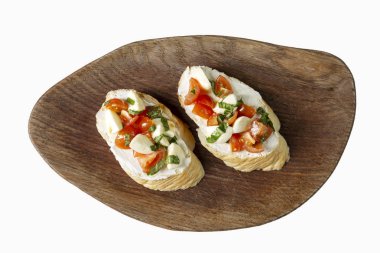 Tahta bir tahtanın üzerinde çeşitli bruschettalar. Atıştırmalık bir şeyler. Üst Manzara. Beyaz arkaplan üzerinde izole edilmiş.