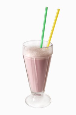 Kamışlı bir bardakta çilekli milkshake. Beyaz arkaplan üzerinde izole edilmiş. 