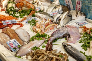 Ceneviz, İtalya, 10 / 04 / 2019: Bir tezgahın üzerindeki buzda çeşitli çiğ balıklar. Üst görünüm.