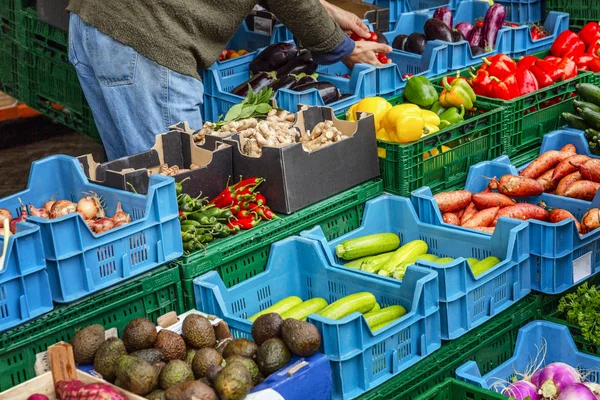 Surtido de frutas y verduras en un mostrador de mercado. Vegetarianismo, dieta de alimentos crudos y nutrición saludable . — Foto de Stock