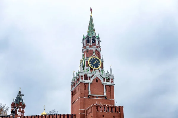 Der Spasskaja-Turm des Moskauer Kreml auf dem Roten Platz vor wolkenverhangenem Himmel. — Stockfoto